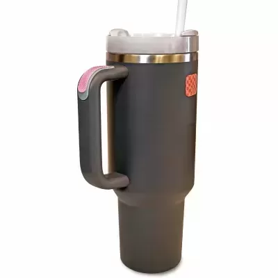 Copo térmico cinza escuro com pegador e tampa transparente com canudo