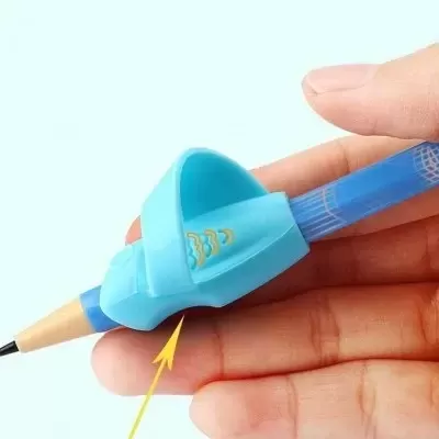 Lápis azul com apontador de plástico azul claro e suporte ajustável na mão