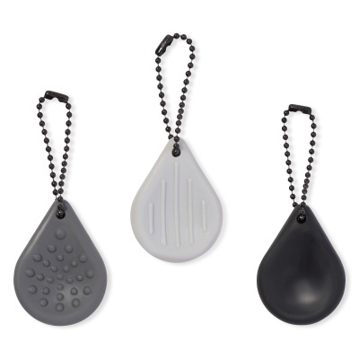 Três chavesiros em forma de gota com diferentes texturas em cinzento escuro, cinzento claro e preto