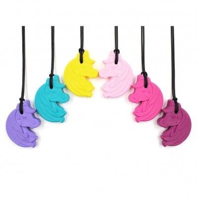 Colares com pendentes de unicórnios coloridos em silicone