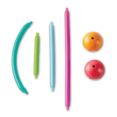 Peças plásticas coloridas para montagem dispostas em fundo branco