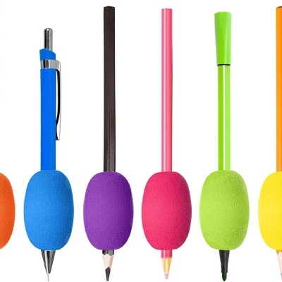 Canetas e lápis coloridos com capas espumosas em várias cores