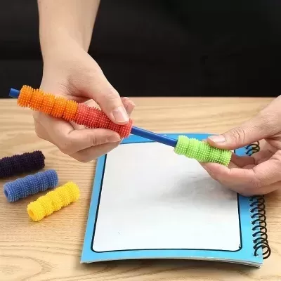 Agarradores coloridos em espiral em caneta azul sobre caderno espiral