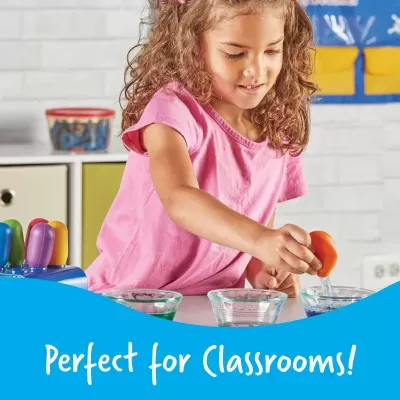 Criança a brincar com brinquedo sensorial colorido em ambiente interior