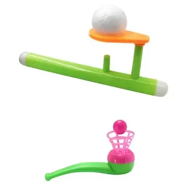 Brinquedos de plástico com suporte verde e laranja e lançador verde com cesta rosa