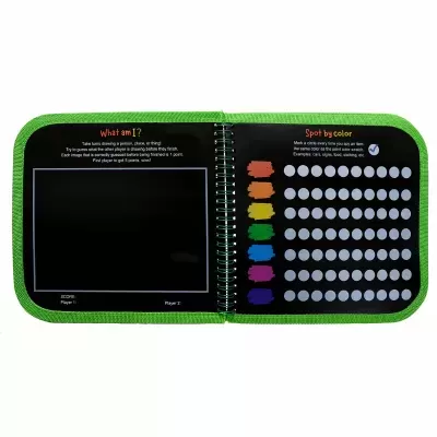 Livro de jogo aberto com capa verde e páginas pretas com textos coloridos e marcações para cores