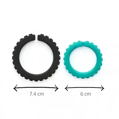 Dois anéis de silicone para dentição, preto e azul, com medidas indicadas.