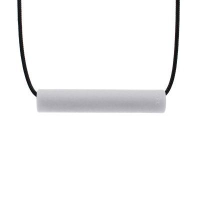 Colar com pendant cilíndrico cinzento claro e cordão preto