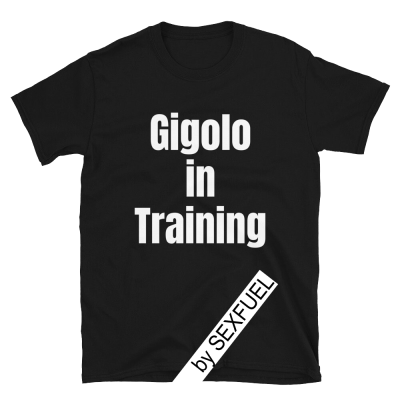 T-shirt preta com texto branco 'Gigolo in Training' e faixa branca 'by SEXFUEL'.