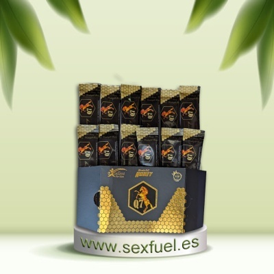 Expositor com vários produtos Q7 em embalagens pretas e douradas sobre base branca com texto www.sexfuel.es