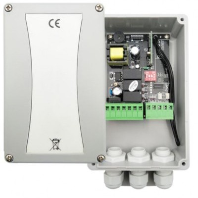 Caixa eletrónica aberta com circuitos e componentes internos visíveis