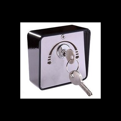 Fechadura quadrada metálica prateada e preta com chave inserida