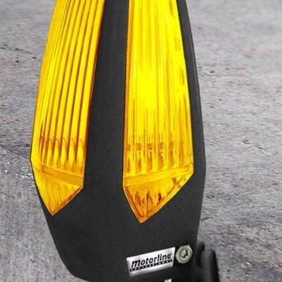 Sinalizador ou luz de bicicleta amarelo com corpo preto e etiqueta motorline