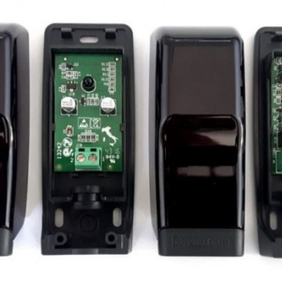 Dispositivos eletrónicos pretos com placas de circuito expostas