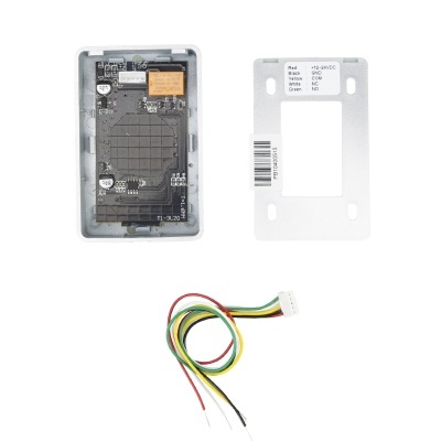 Dispositivo eletrónico com caixa plástica, placa metálica com etiqueta e cabo com fios coloridos