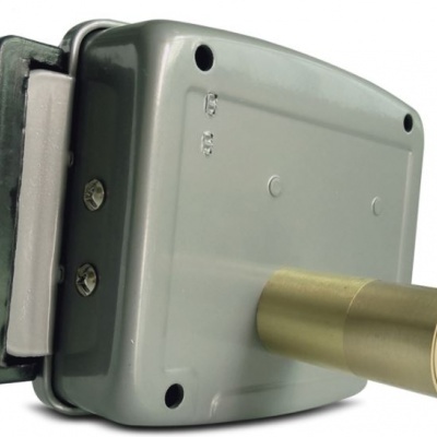 Fechadura metálica cinza com cilindro dourado