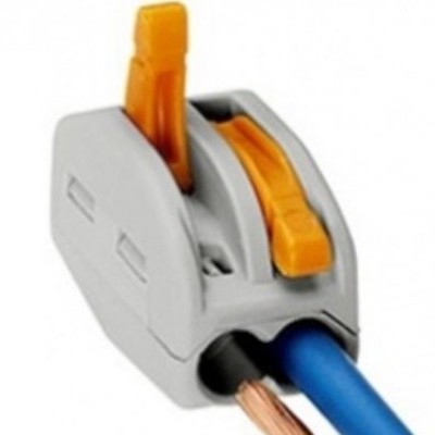 Conector elétrico cinzento com alavancas laranja e fios coloridos