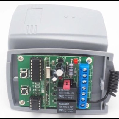 Dispositivo eletrónico com placa de circuito e componentes internos visíveis, caixa cinza