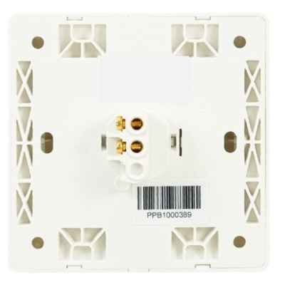 Base de tomada elétrica branca vista por trás com terminais e etiqueta.