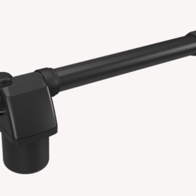 Tubagem preta com peças cilíndricas e quadrangulares