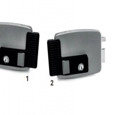 Duas fechaduras metálicas cinza com botão preto, 1 esquerda e 2 direita