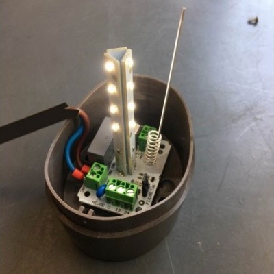 Dispositivo eletrónico com LEDs num suporte preto redondo