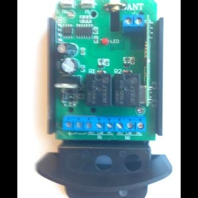 Placa eletrónica verde com componentes e bornes azuis sobre fundo branco