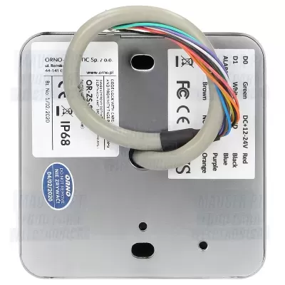 Dispositivo eletrônico cinza com cabos coloridos e etiquetas com texto