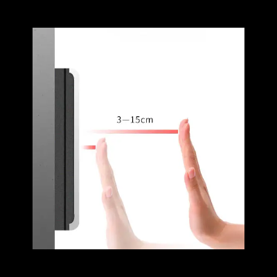 Régua flexível rosa com marcação 3-15cm entre duas mãos femininas junto a objeto preto