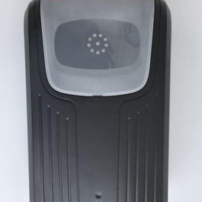 Dispositivo elétrico preto com tampa cinzenta translúcida e LEDs em círculo