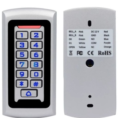 Teclado digital prateado com numeração azul e etiquetas na parte traseira