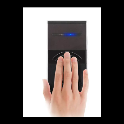 Mão humana a usar leitor biométrico digital preto com luz azul