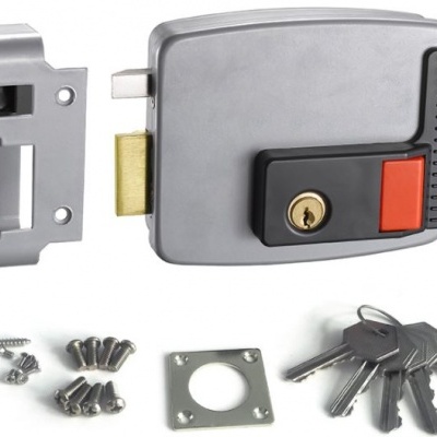 Fechadura elétrica cinza com chaves, parafusos e peças complementares sobre fundo branco