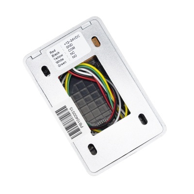 Placa eletrónica com fios coloridos e etiquetas numa caixa branca