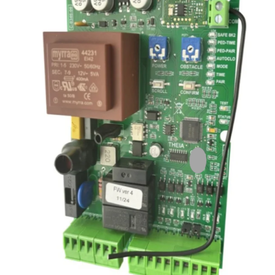 Placa eletrónica com componentes, transformador e bornes verdes, texto impresso