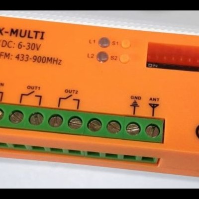 Dispositivo RX-MULTI laranja com conectores verdes e visor digital