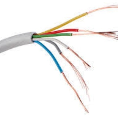 Cabo elétrico com vários fios coloridos e pontas descascadas