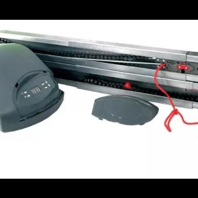 Sistema automático para porta de garagem com trilho metálico e motor cinza escuro