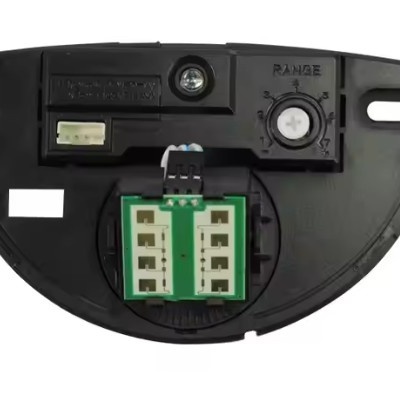 Peça eletrónica preta semicircular com componentes e botão rotativo branco