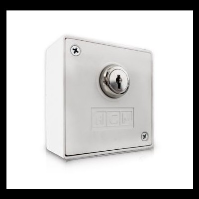 Fechadura quadrada prateada com buraco para chave e parafusos