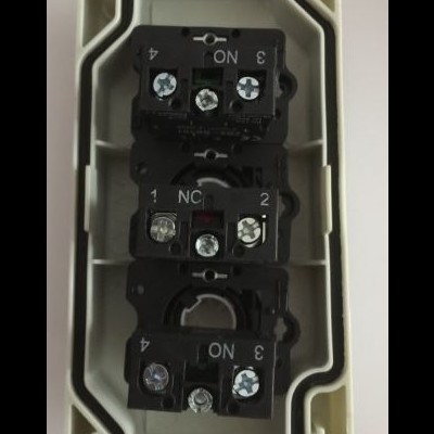 Interruptor elétrico com componentes e parafusos visíveis