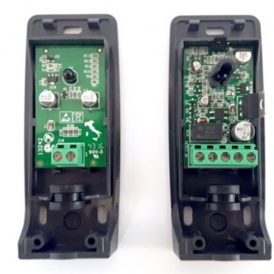 Dois sensores eletrónicos com caixas abertas a mostrar circuitos internos verdes e componentes metálicos