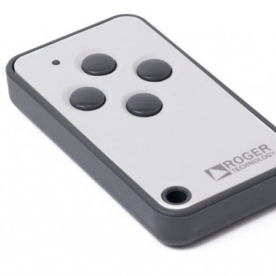 Comando remoto cinza e branco com quatro botões e marca Roger Technology