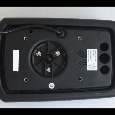 Base preta de dispositivo eletrónico com cabos e etiqueta branca