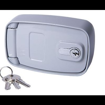 Fechadura metálica cinza claro com chave e três chaves prateadas num fundo branco