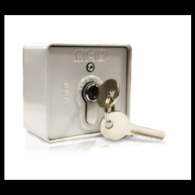 Cofre cinza claro com chave metálica na fechadura