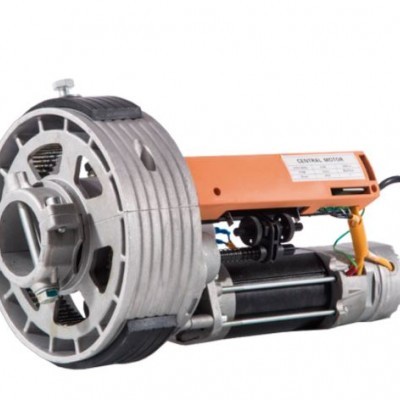 Motor elétrico metálico cinza com tampa laranja em fundo branco