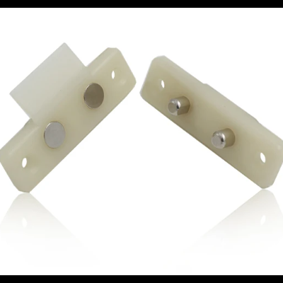 Duas peças retangulares de plástico branco com pinos metálicos