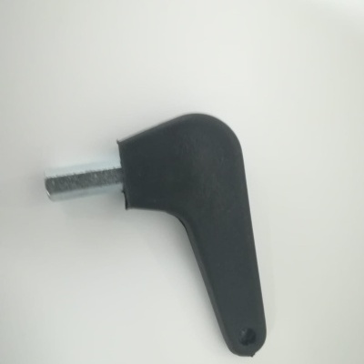 Manivela pequena preta com eixo metálico sobre superfície branca