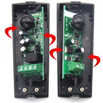 Dois módulos eletrónicos com caixas pretas e componentes em placas verdes